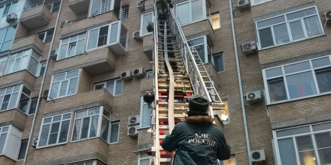 В Анапе из-за горящей квартиры эвакуировали почти целый подъезд