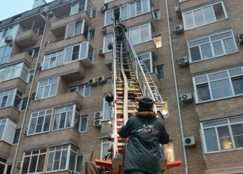 В Анапе из-за горящей квартиры эвакуировали почти целый подъезд