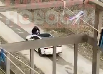 На Кубани мужчина залез на капот автомобиля девушки и не давал ей проехать