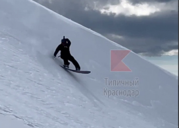 «Везунчик»: в Сочи на Красной Поляне сноубордист сорвал лавину и упал вместе с ней