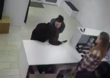 В Краснодаре из-за вопроса о собаке избили двух 12-летних девочек