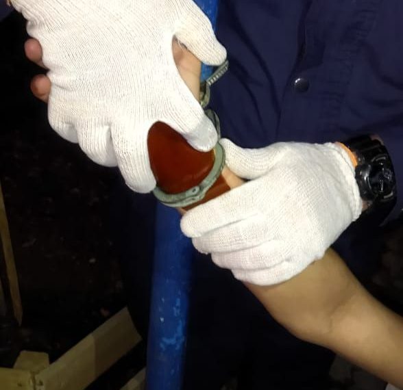 В Новороссийске пьяный мужчина попал в ловушку, приковав себя наручниками к трубе