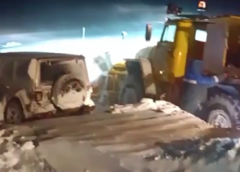 Некоторые автолюбители находятся под угрозой замерзания: в Ростовской области на трассе М-4 разбушевался снегопад