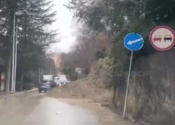 В Сочи на дорогу сошел оползень