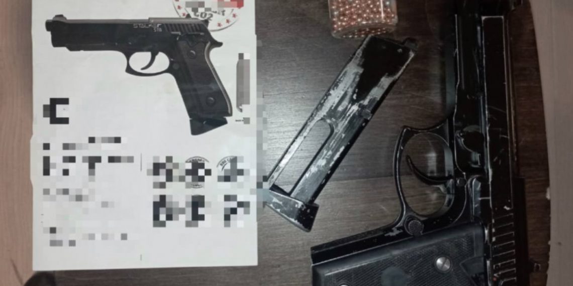 В Новороссийске нашли мужчину, который перезаряжал пистолет в лифте