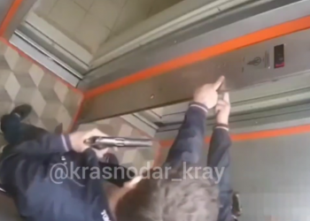 В одной из многоэтажек Новороссийска парень позировал в лифте, стоя с пистолетом в руках