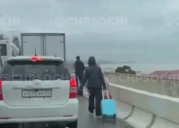 Из-за пробки в Сочи людям пришлось пешком идти в аэропорт