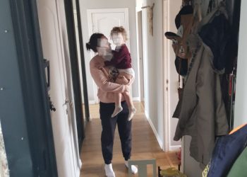 Одна дома: В Новороссийске спасатели вскрыли дверь с запертым внутри квартиры ребенком