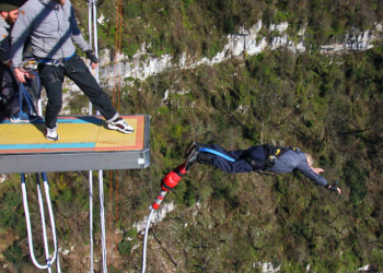 Как птица: в Сочи 93-летний пенсионер совершил банджи-прыжок с умопомрачительной высоты