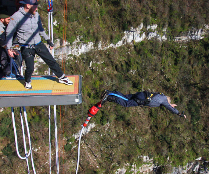 Как птица: в Сочи 93-летний пенсионер совершил банджи-прыжок с умопомрачительной высоты