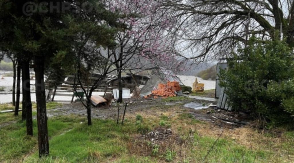 Река Шахе мощно разлилась и подбирается к домам жителей поселка Сочи