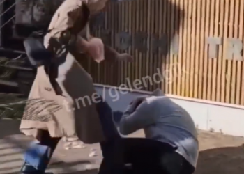 «Ты же знаешь, что я хотела»: в Сочи девушка на улице избила парня за «не тот» подарок на 8 марта