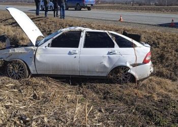 На Кубани «Лада» столкнулась с экскаватором: пострадал водитель