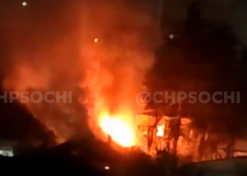 В Сочи на площади 300 кв. метров произошел пожар в доме на несколько квартир