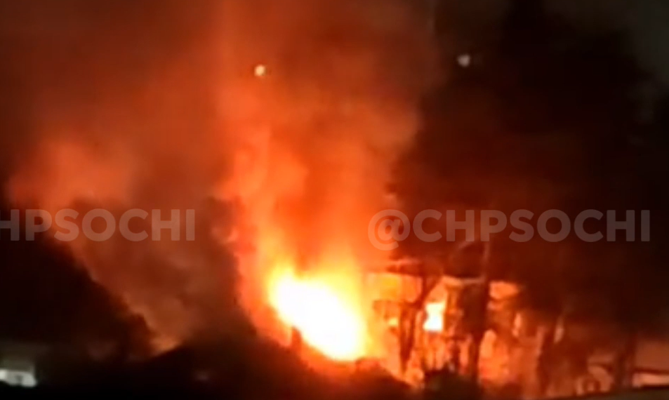 В Сочи на площади 300 кв. метров произошел пожар в доме на несколько квартир