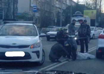 В Сочи скутерист пострадал после ДТП с участием автомобиля такси