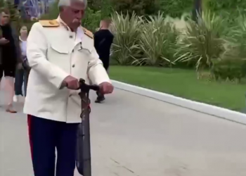 В Сириусе сняли на видео Сталина, рассекающего улицы на самокате