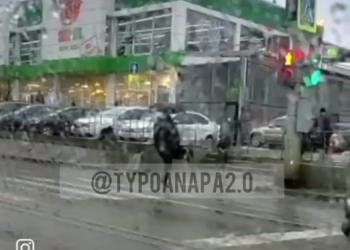 На Кубани мужчина вышел из машины и перенес через поток воды детей