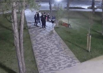 В Краснодаре ищут сломавших лавочку вандалов