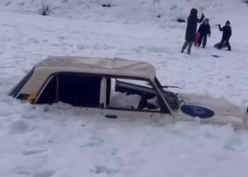 В Сочи машину засыпало снегом до капота