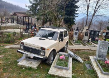 Два памятника на кладбище в поселке Сочи снёс пьяный водитель «Нивы»