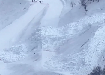 Момент схода снежной лавины в Сочи на «Розе Хутор» попал на видео