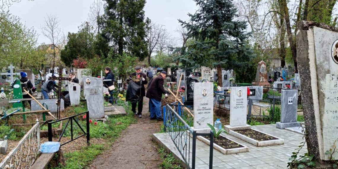 На субботнике в Краснодаре привели в порядок заброшенные могилы
