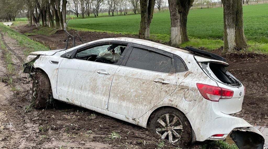 На Кубани опрокинулся Kia Rio: пострадали два человека