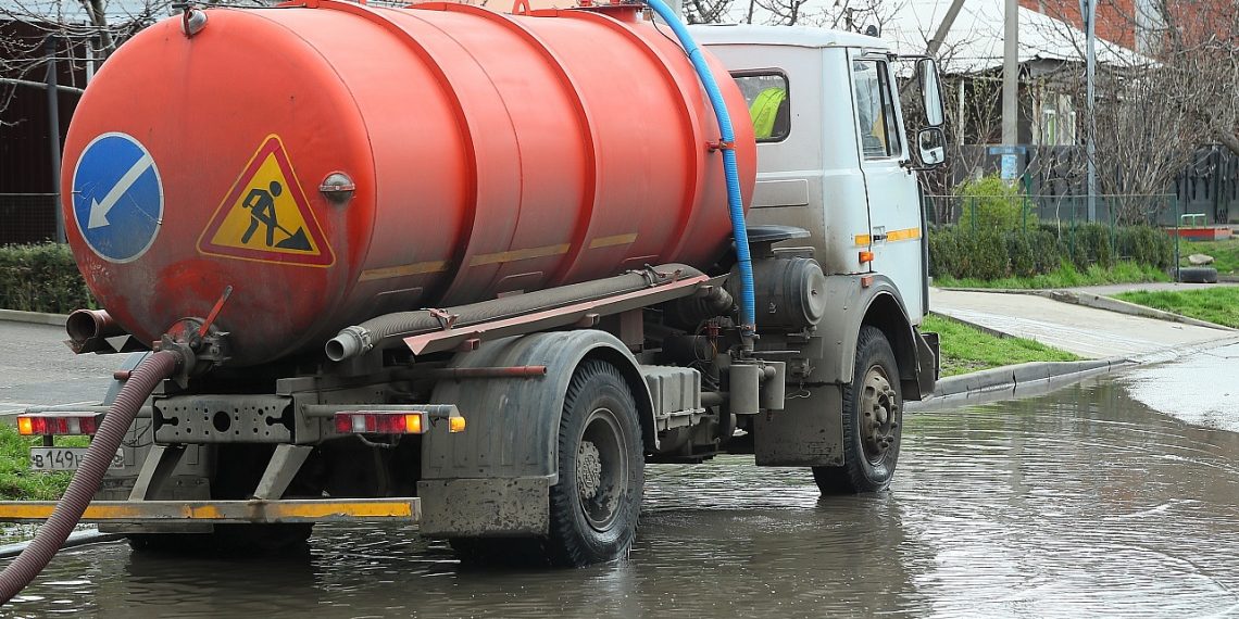 На дорогах Краснодара работает водооткачивающая техника