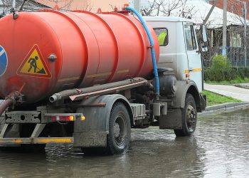 На дорогах Краснодара работает водооткачивающая техника