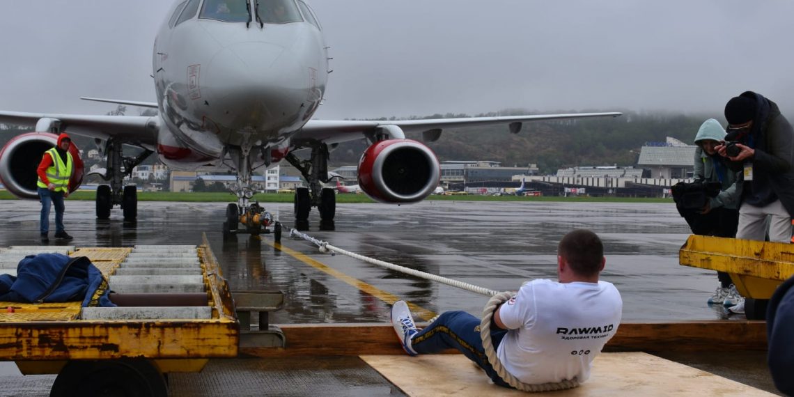 В Сочи спортсмен вручную отбуксировал 32-тонный самолет