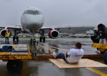 В Сочи спортсмен вручную отбуксировал 32-тонный самолет