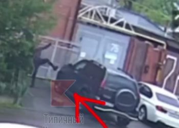 В Краснодаре мужчина ногой снес зеркало авто