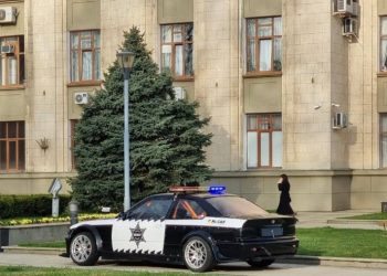 «Полицейскую» машину привезли к администрации Кубани на прицепе минивэна