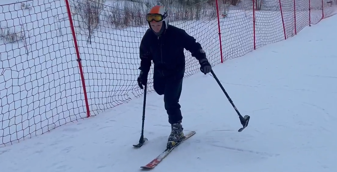 Одноногий танцор из Сочи Евгений Смирнов научился рассекать на лыжах и коньках