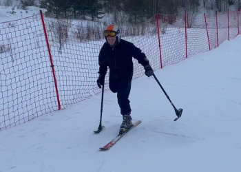 Одноногий танцор из Сочи Евгений Смирнов научился рассекать на лыжах и коньках
