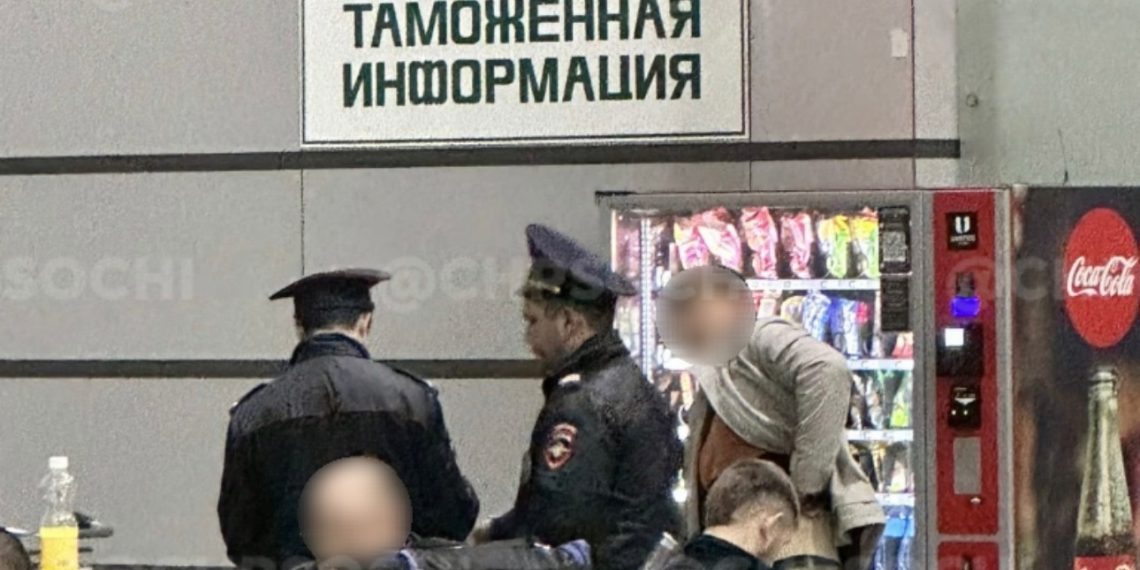 В аэропорту Сочи задержали маляра, неудачно пошутившего о бомбе в стакане с кофе
