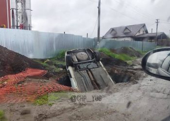 В Краснодаре автомобиль такси наполовину провалился в вырытую яму