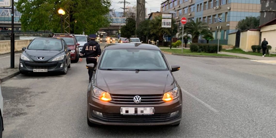 В Сочи водитель иномарки сбил 9-летнего пешехода на самокате