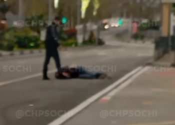В Сочи человек избивал лежачего на дороге, а потом напал пассажира, снимавшего видео