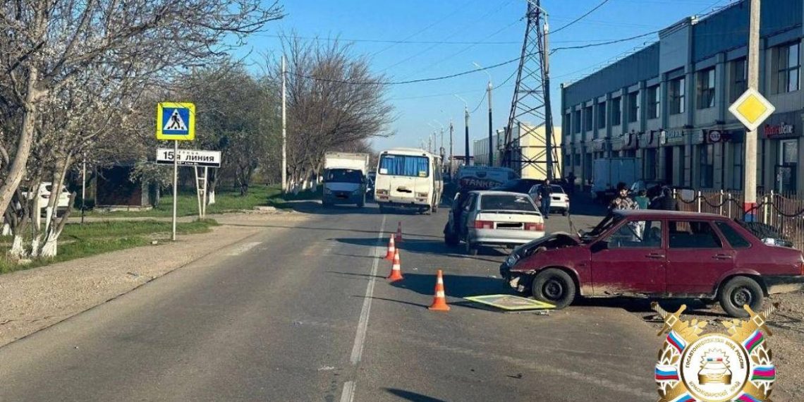 В Армавире столкнулись два ВАЗа с водителями без прав: пострадали два человека