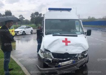 Два человека пострадали в ДТП с участием скорой помощи в Сириусе