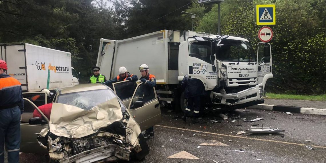 В ДТП  с грузовиком в Сочи пострадали женщина и 10-летний ребенок