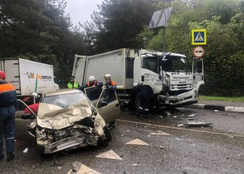 В ДТП  с грузовиком в Сочи пострадали женщина и 10-летний ребенок