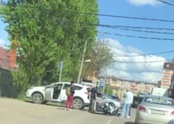 В Краснодаре иномарка сбила доставщика на мопеде