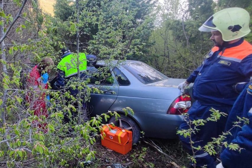На Кубани легковушка врезалась в деревья: пострадал водитель