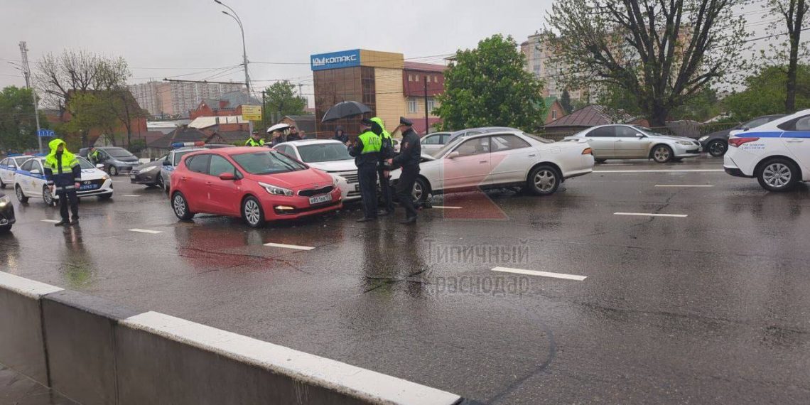 В Краснодаре девушка устроила массовое ДТП с пострадавшей