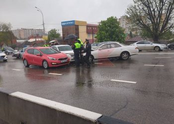 В Краснодаре девушка устроила массовое ДТП с пострадавшей