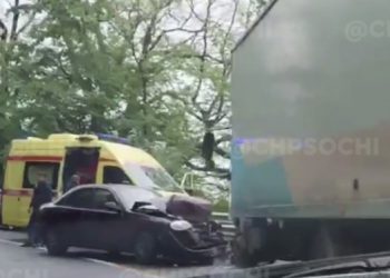 В Сочи легковушка врезалась в грузовик: есть пострадавшие