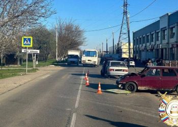 В Армавире столкнулись два ВАЗа с водителями без прав: пострадали два человека